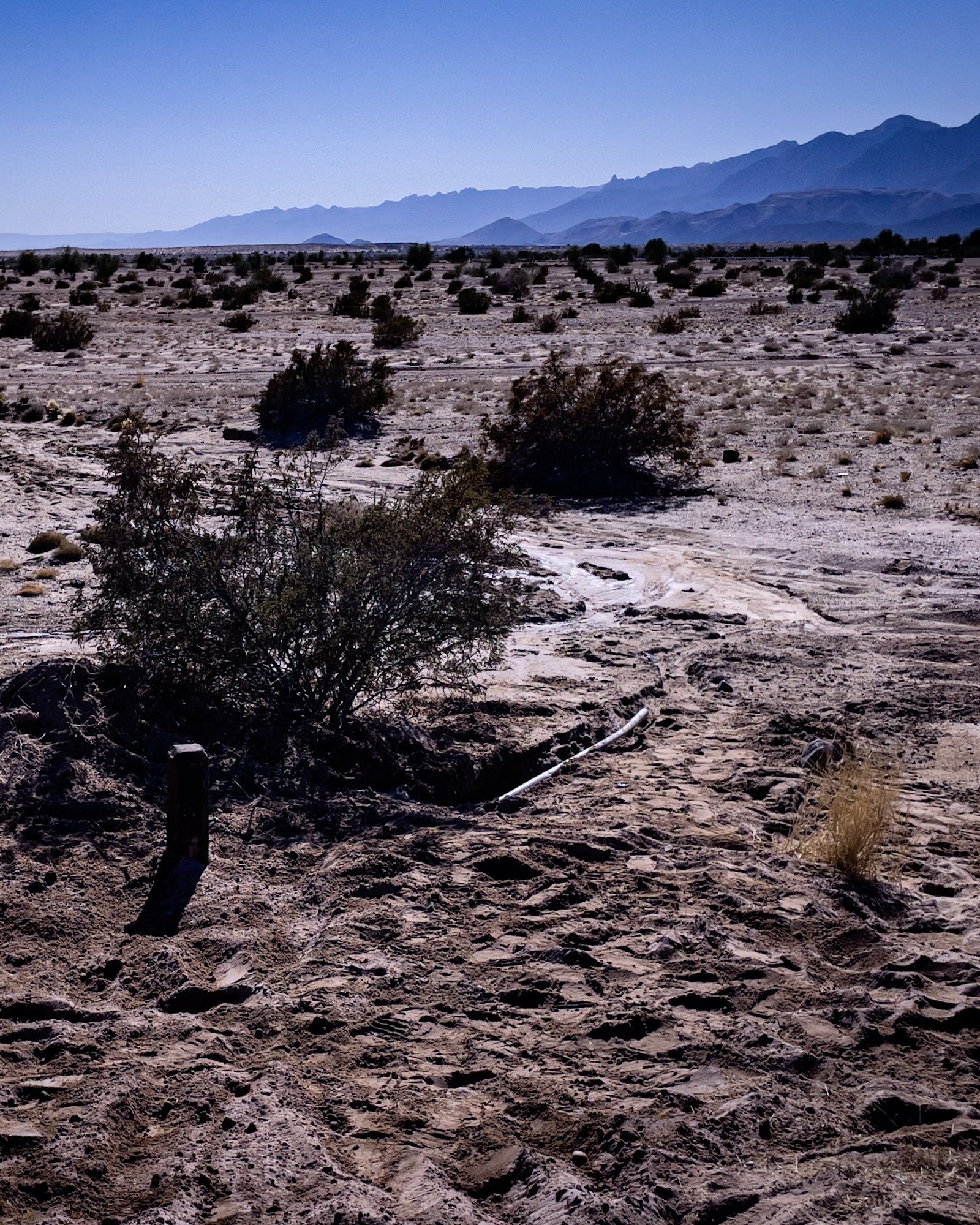 Huachicoleros provocan nuevo derrame en ducto de PEMEX, hallan recipientes con combustible cerca de toma clandestina