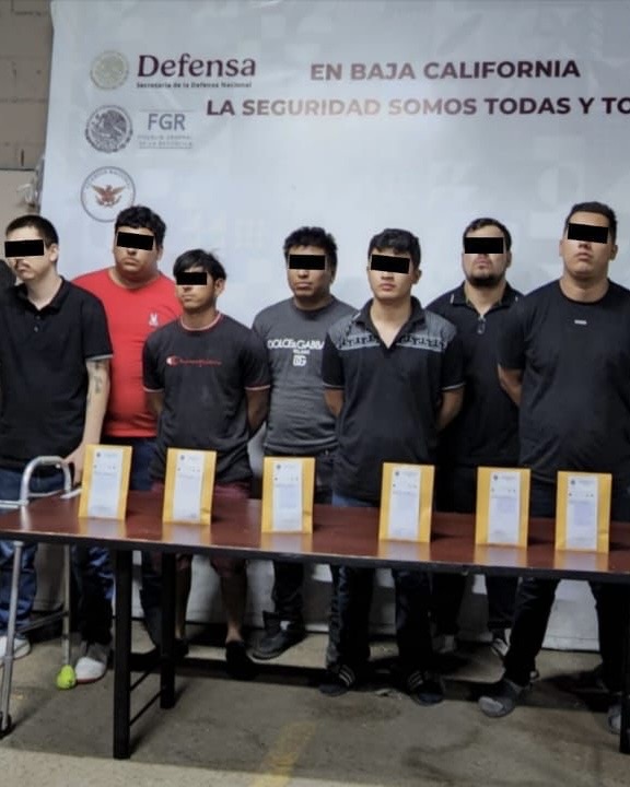 Operativo en San Sebastián deja ocho detenidos, tras cateo en inmueble decomisan armas y drogas; presumen vínculos con célula criminal
