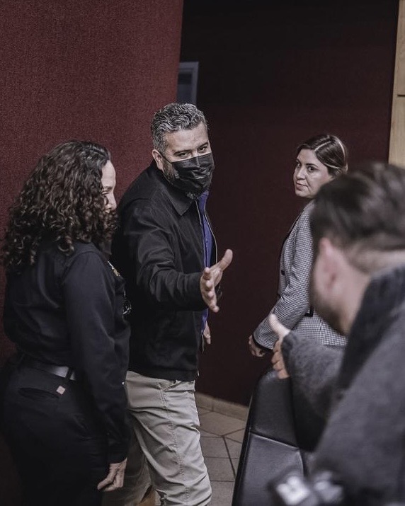 Regidor César Castro evita explicar origen de los 800 mil pesos retenidos por E.U a su esposa la diputada Alejandra Ang