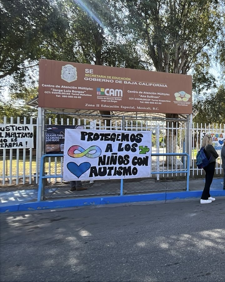 Padres toman plantel del CAM “Andrea Sullivan” en Mexicali por presunto caso de abuso a menor