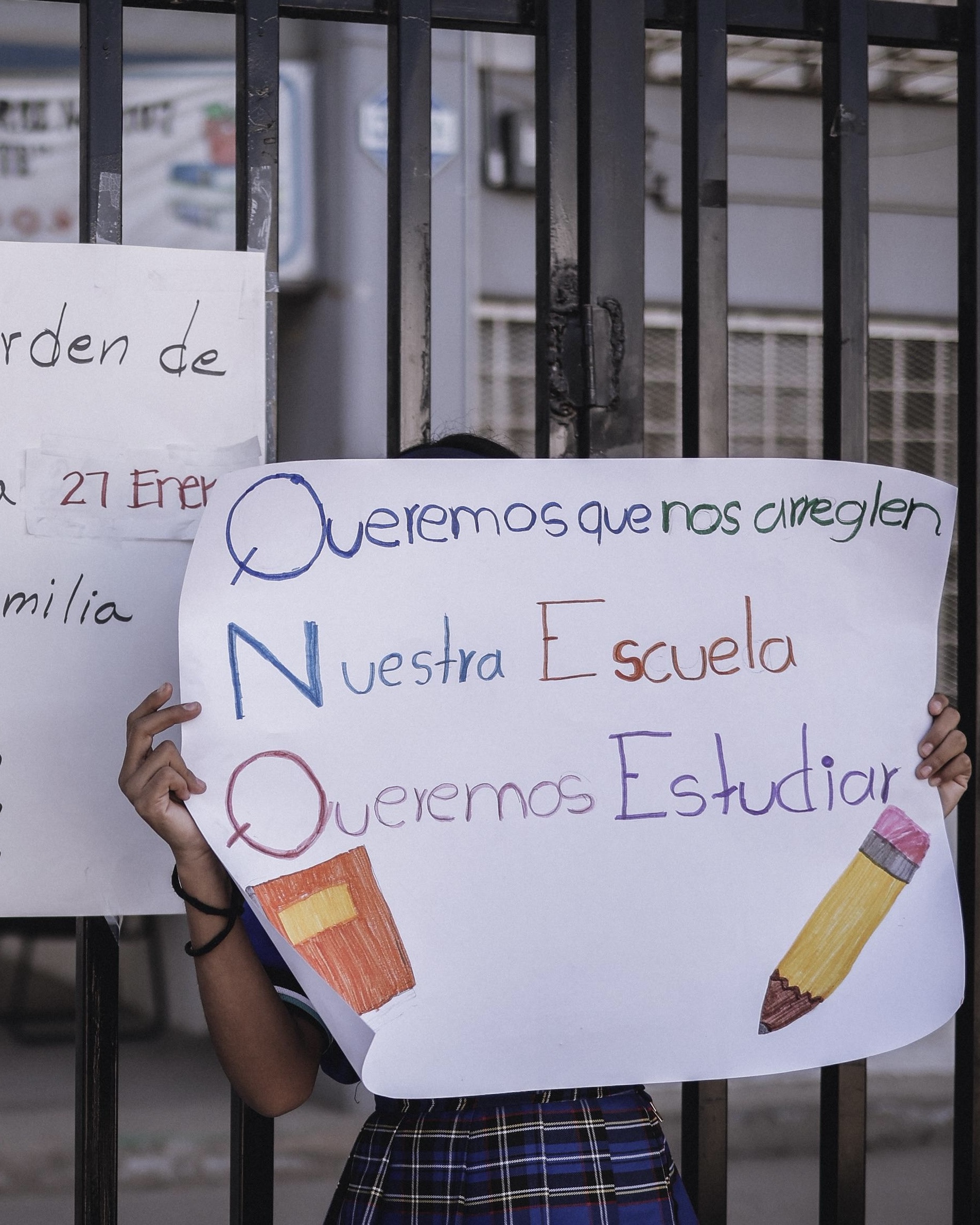 Incendio, plataformas fallidas y silencio oficial agravan crisis educativa en la Secundaria 107; padres de familia se manifiestan