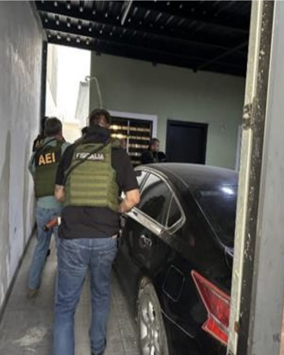 Aseguran cuatro armas y dos vehículos en cateo vinculado a persecución de pareja en Caminos del Sur