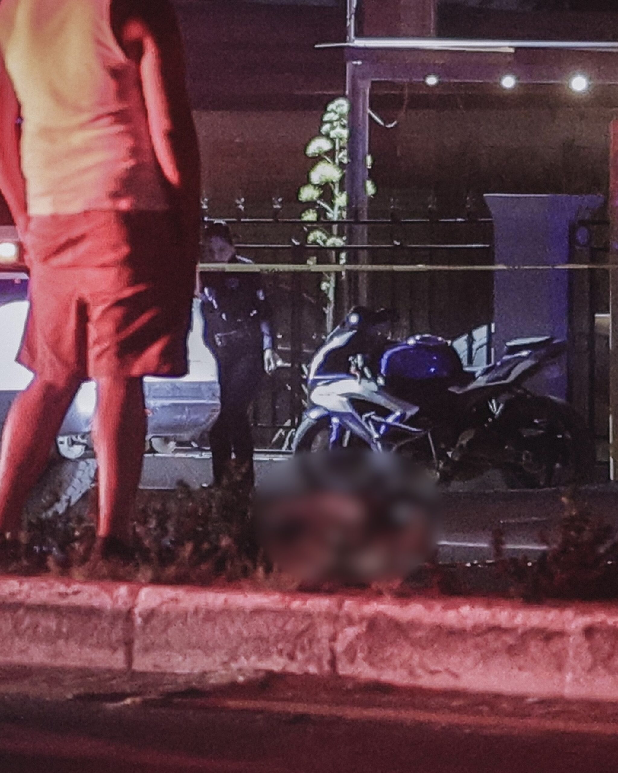 Motociclista de 28 años muere tras impacto con tráiler; conductor del transporte fue detenido por policías