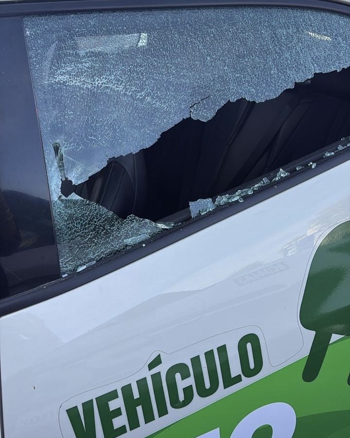 Daños a patrulla de Sindicatura tras supuesto disparo accidental en comandancia, un agente es investigado