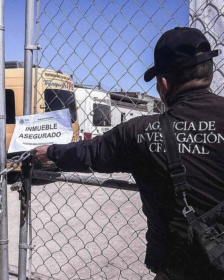 Aseguran 25 mil litros de hidrocarburo y 20 camiones tras cateo federal en Granjas Nuevas