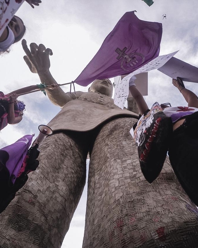 Miles marchan por el 8M; protestas incluyen pintas y fuego en base del Cocinero Chino