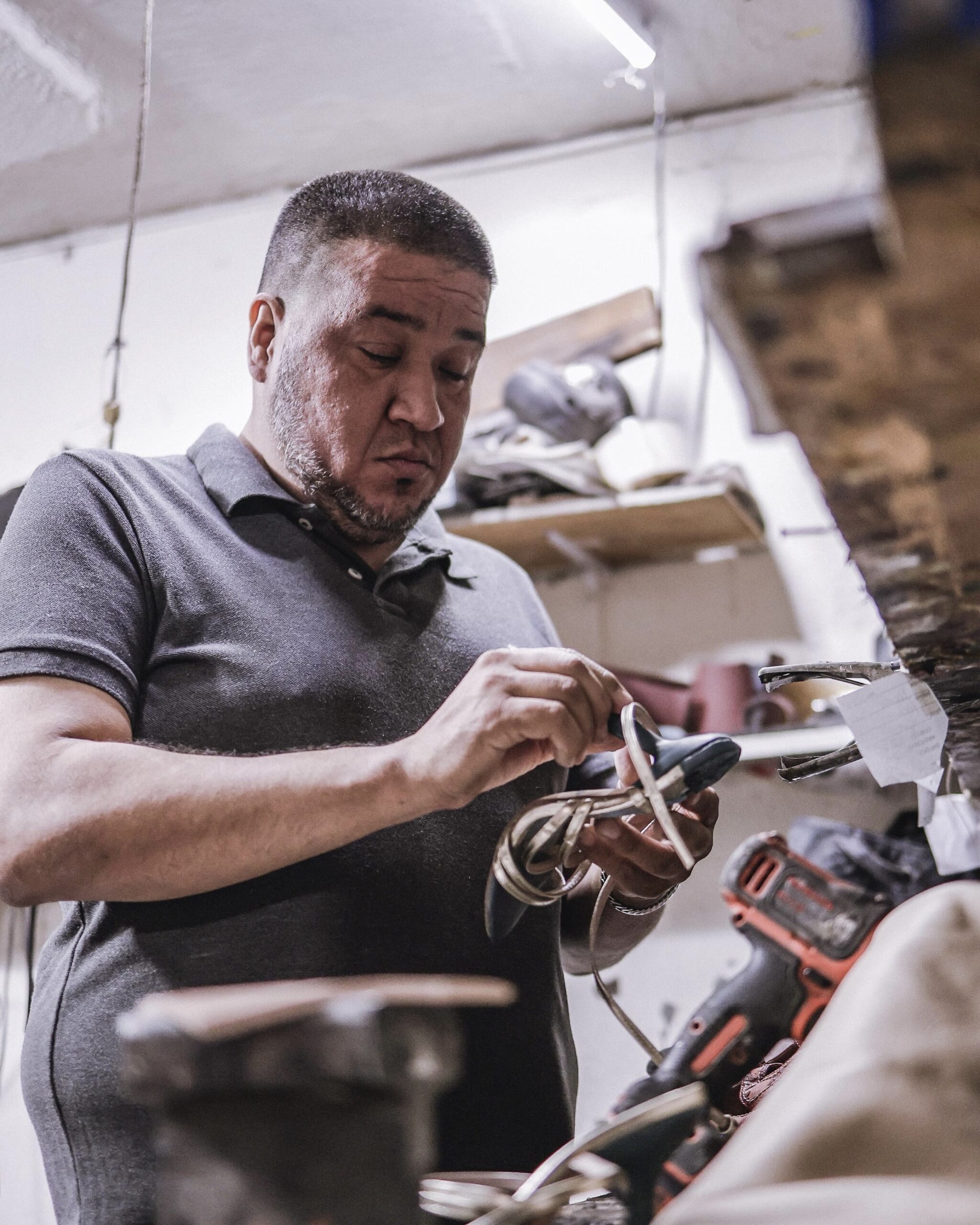 Tradición contra inmediatez; el oficio de reparar calzado sobrevive ante el impulso de lo desechable