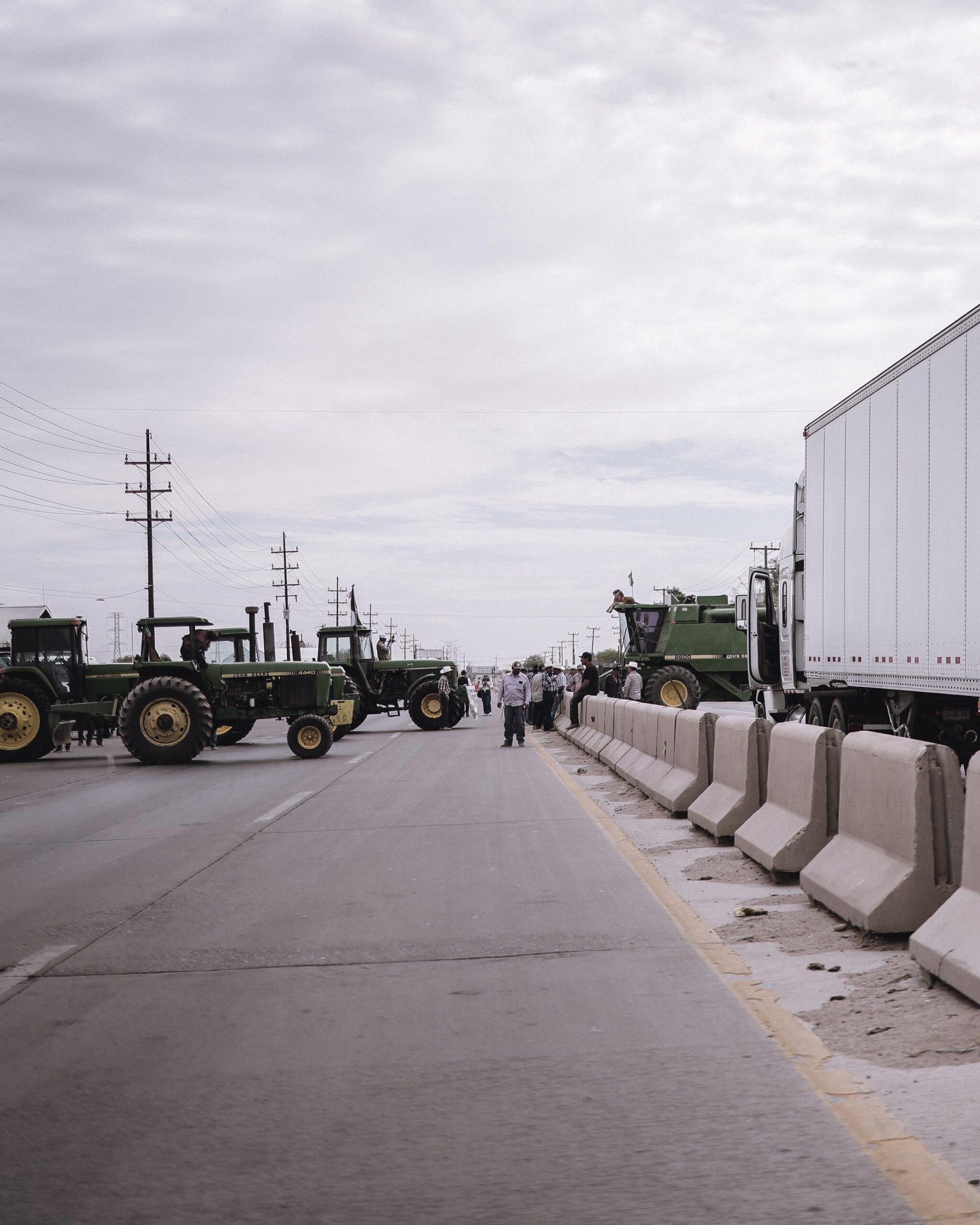Bloqueo carretero en Mexicali se intensifica; agricultores exigen respuesta federal por crisis del trigo