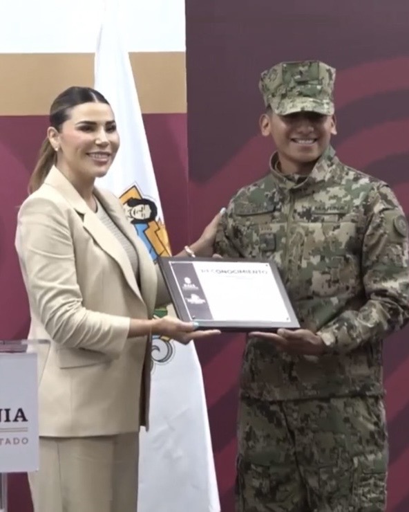 Reconocen a elemento de Marina por rescate de jóvenes en San Felipe durante Semana Santa