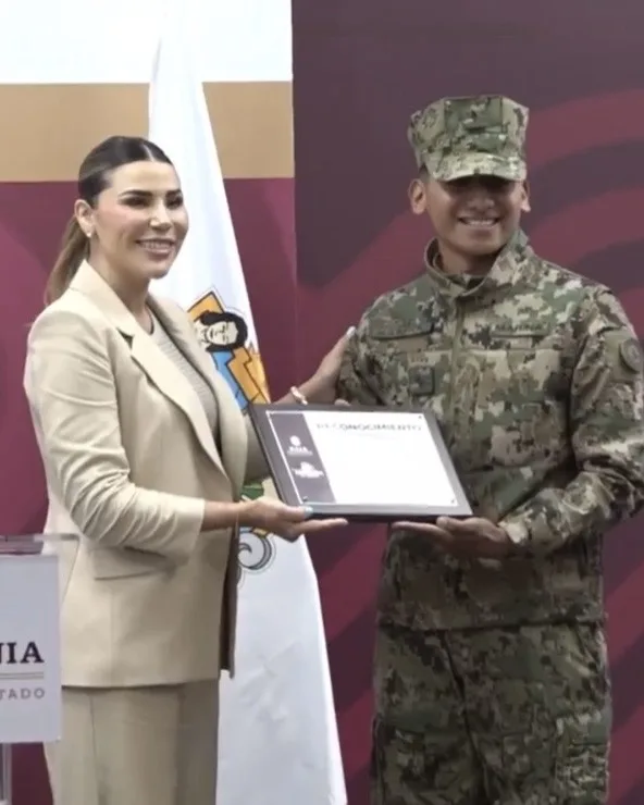 Reconocen a elemento de Marina por rescate de jóvenes en San Felipe durante Semana Santa