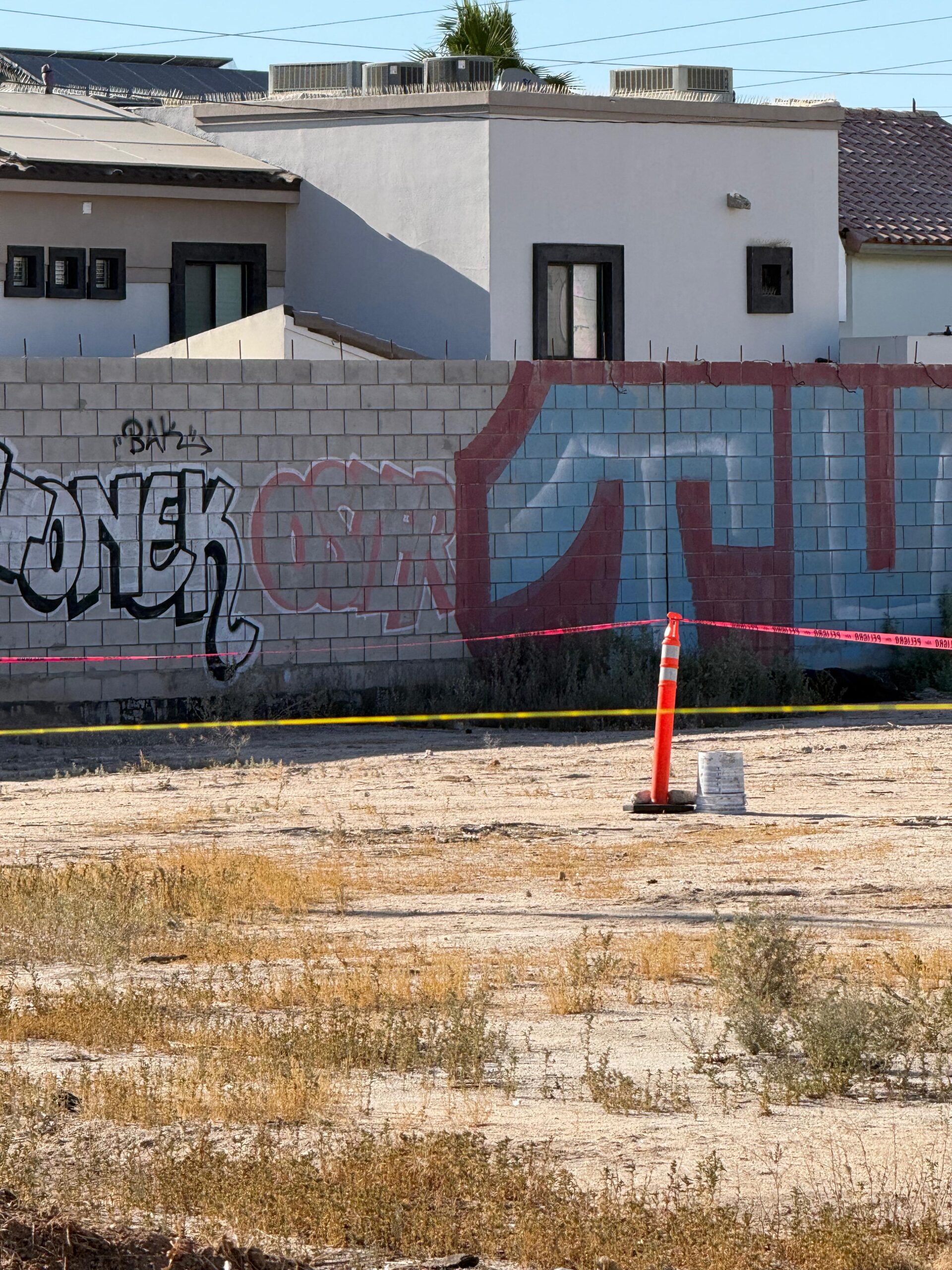 Abandonan cuerpo envuelto en una cobija sobre Calzada Independencia en Mexicali