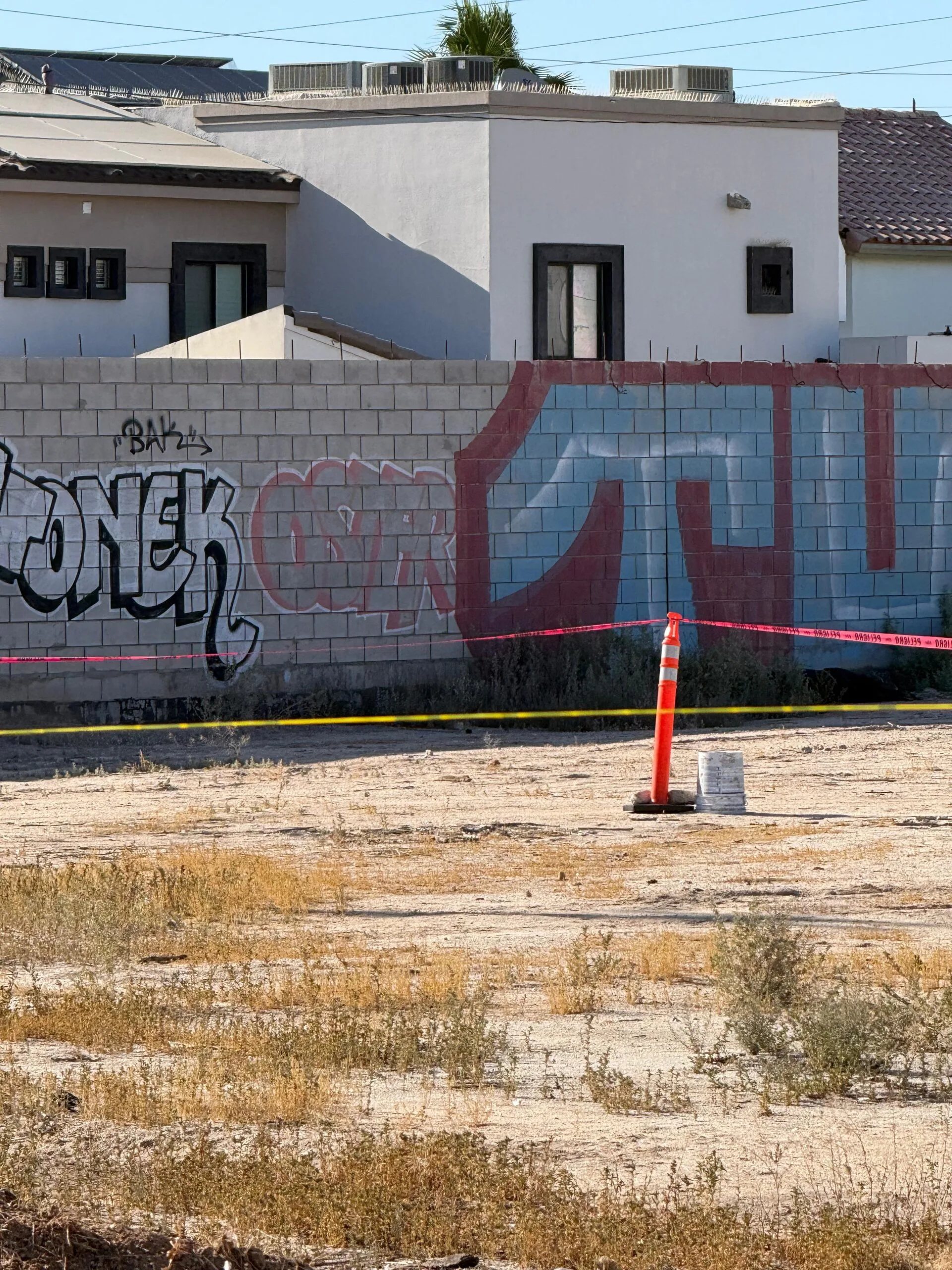 Abandonan cuerpo envuelto en una cobija sobre Calzada Independencia en Mexicali