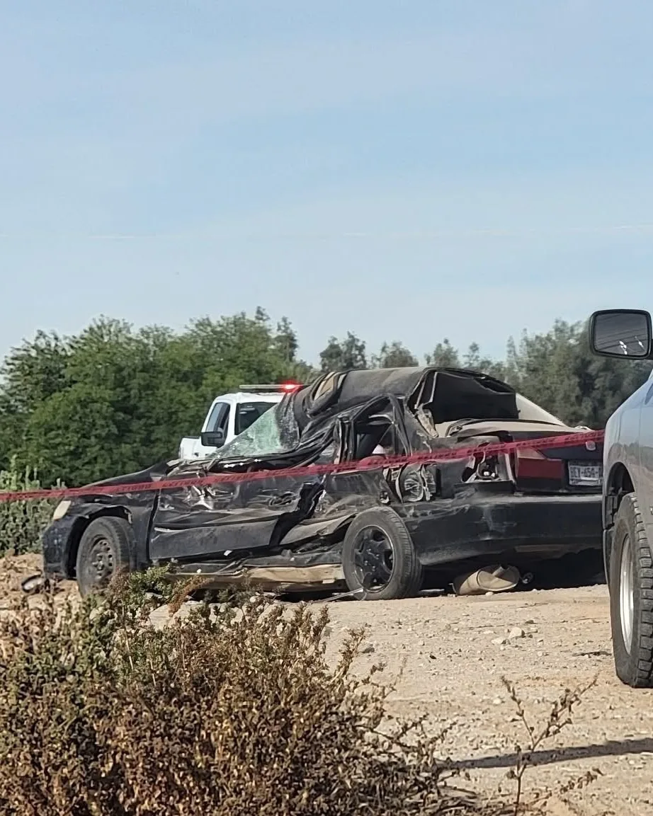 Vuelca tras chocar contra tráiler en el Valle de Mexicali; hay un muerto y una mujer grave