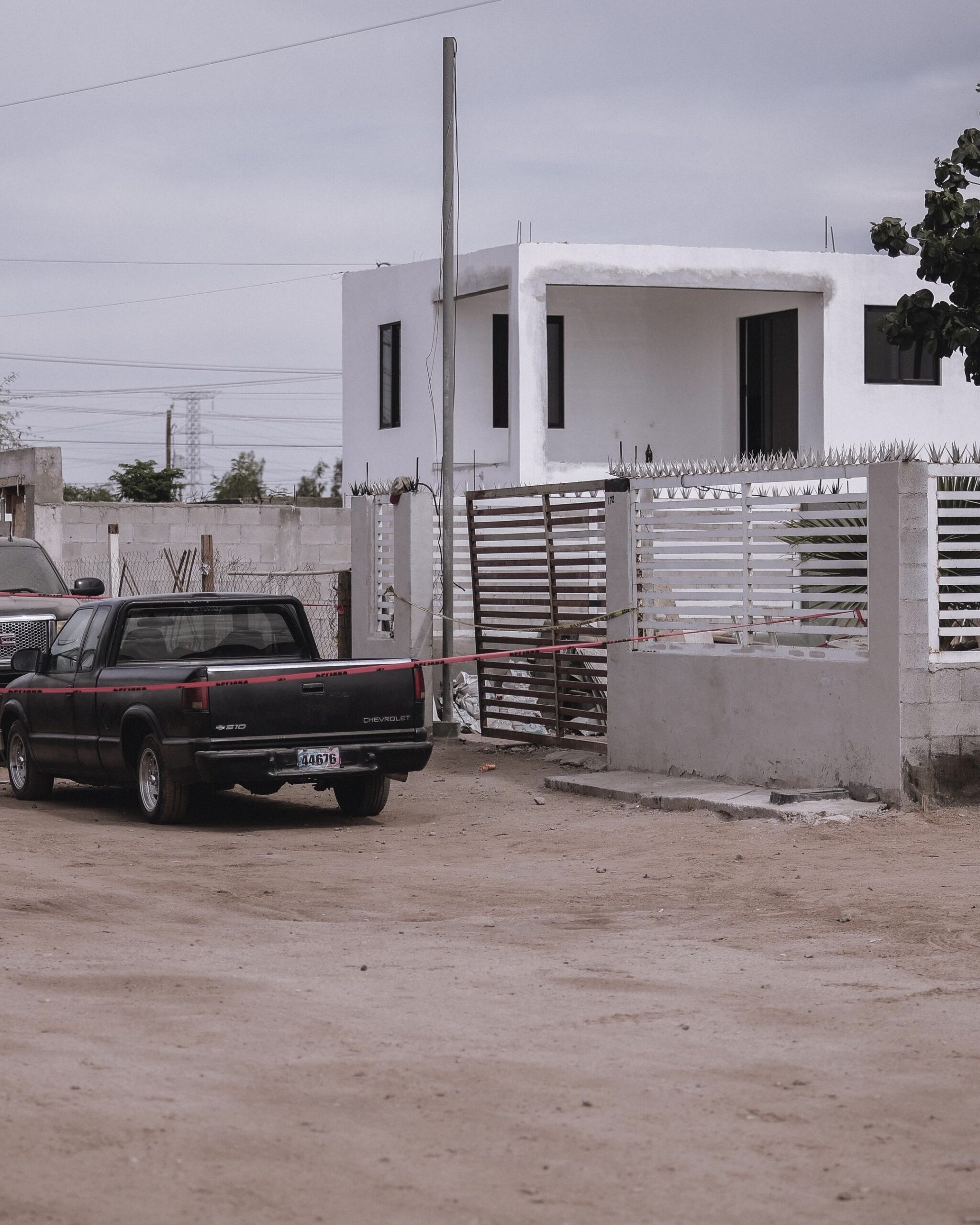 Encuentran a hombre sin vida, estrangulado y con heridas punzocortantes en vivienda de la Abasolo