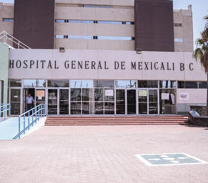 Dan de alta a adolescentes de 16 años que sobreviven a tragedia vial que dejó tres muertos y conductor permanece detenido bajo custodia.