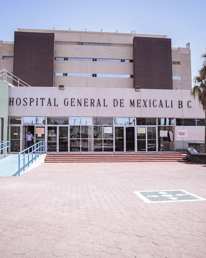 Dan de alta a adolescentes de 16 años que sobreviven a tragedia vial que dejó tres muertos y conductor permanece detenido bajo custodia.