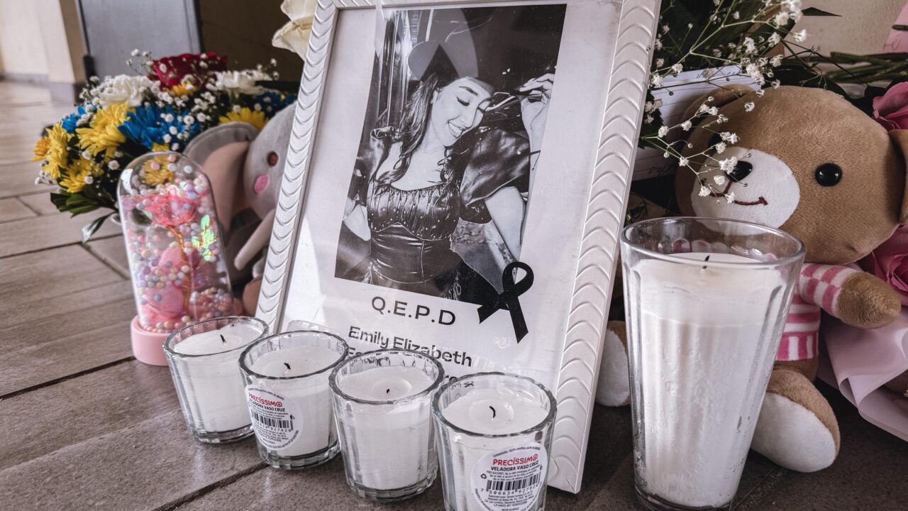 Altar en Facultad de Derecho honra a Emily mientras Semefo confirma muerte por edema pulmonar