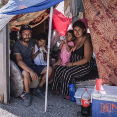 “Mis niños a veces se agarran llorando porque tienen calor”; familia lo pierde todo en incendio a un mes de haber construido su hogar