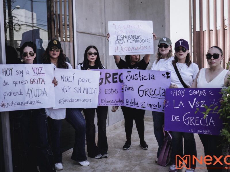 Amigas y familiares acompañan a Grecia durante audiencia contra Jesús Aaron “N” acusado de intento feminicidio; Juez retira al agresor de sala