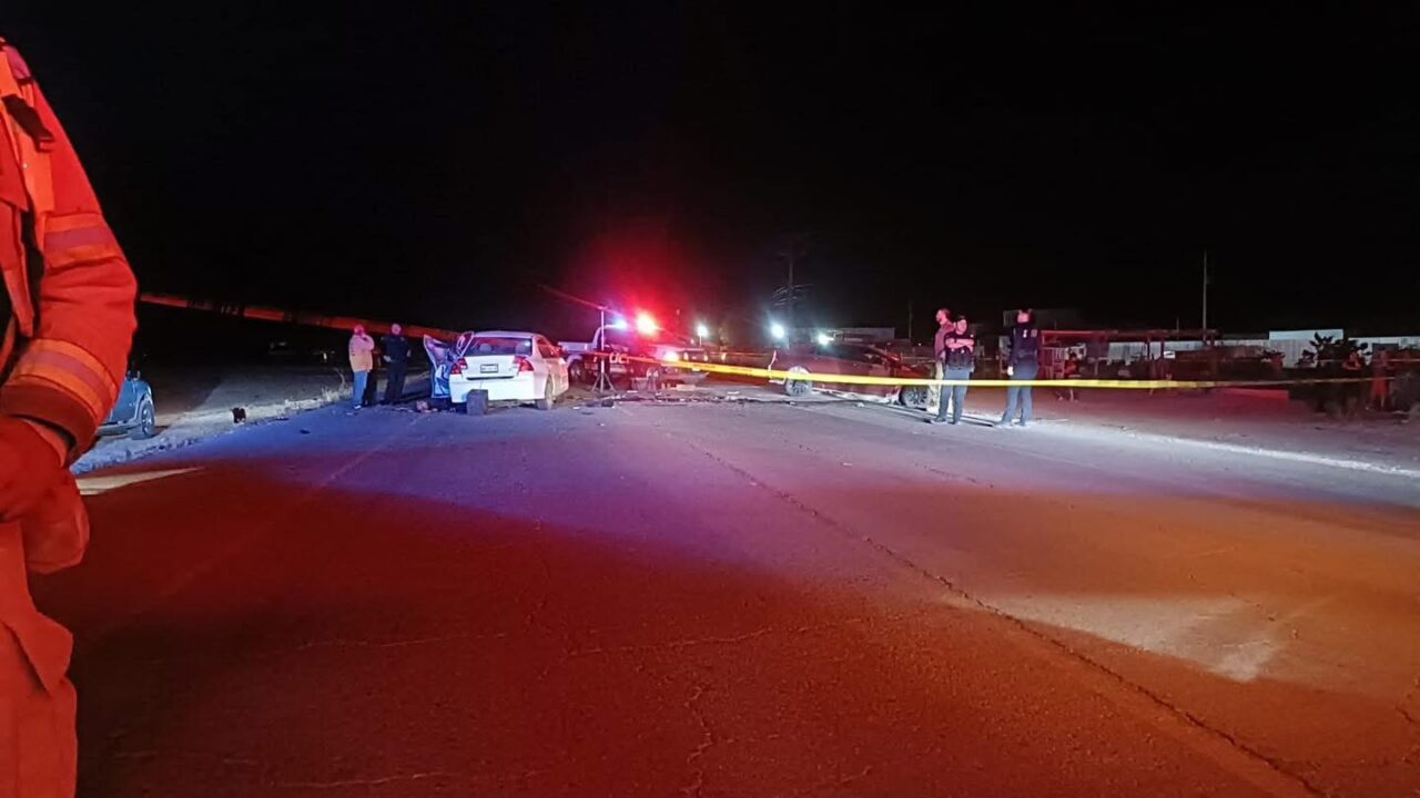 Mueren policía municipal y joven comerciante en trágico choque carretero en el Valle de Mexicali
