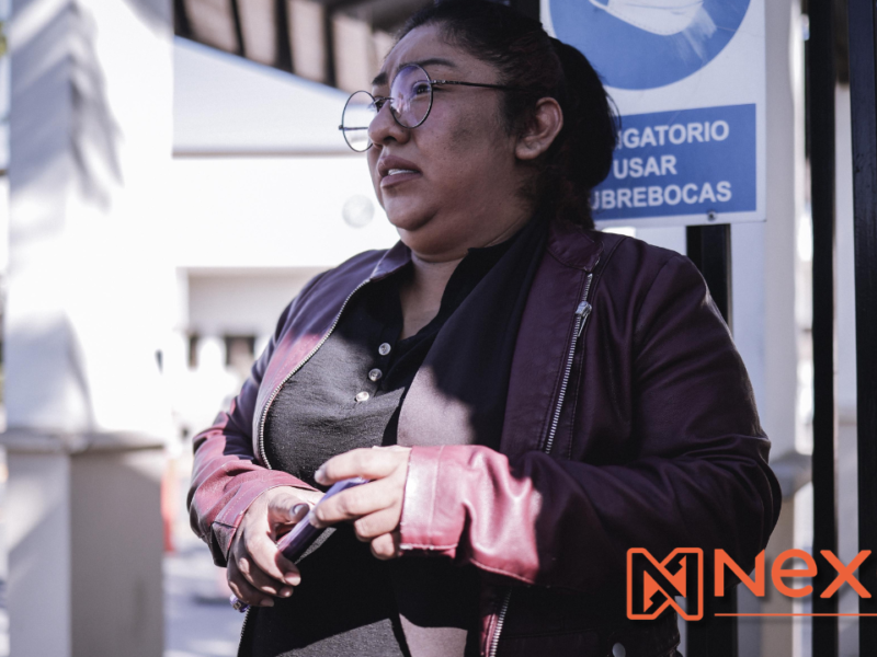 Jueza otorga custodia provisional a agente vinculado por violencia familiar; madre denuncia favoritismo e influyentismo
