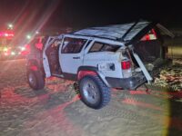 Joven madre de familia pierde la vida tras volcadura, niñas de 5 y 2 años lesionadas; papá conductor de Jeep fue detenido