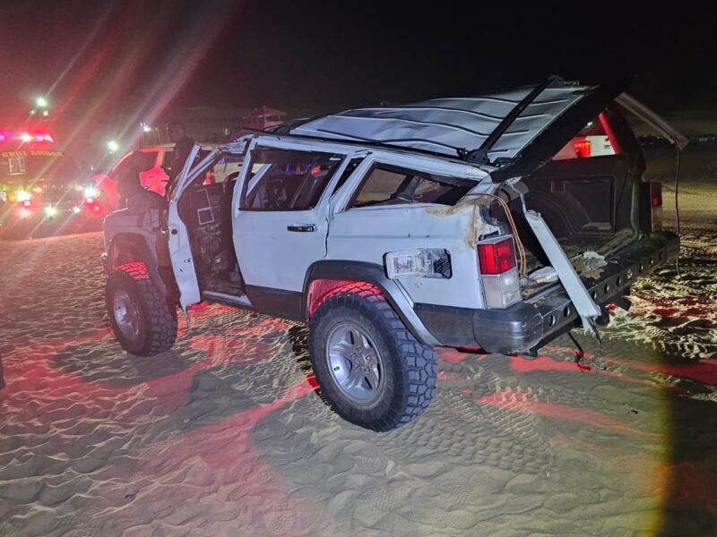Joven madre de familia pierde la vida tras volcadura, niñas de 5 y 2 años lesionadas; papá conductor de Jeep fue detenido