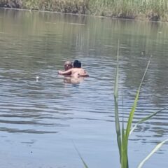 Policías municipales rescatan a menor de morir ahogado en río; hombre que ayudó pierde la vida