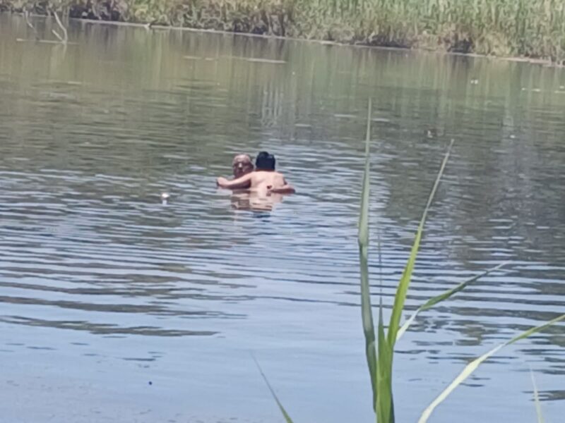 Policías municipales rescatan a menor de morir ahogado en río; hombre que ayudó pierde la vida