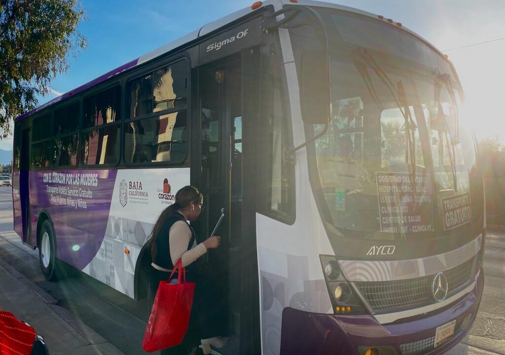Denuncian presunta agresión contra mujer dentro de un Camión Violeta en Mexicali