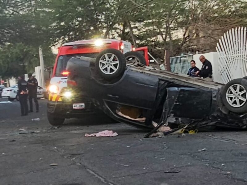 Madre e hija de ocho meses fallecen tras violento choque y volcadura; conductor en estado de ebriedad fue detenido