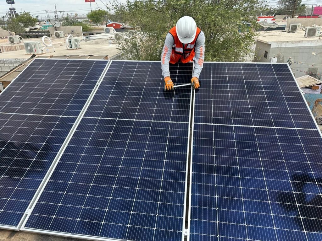 Familias de Mexicali reducen recibos de luz de 1,500 a menos de 400 pesos con paneles solares