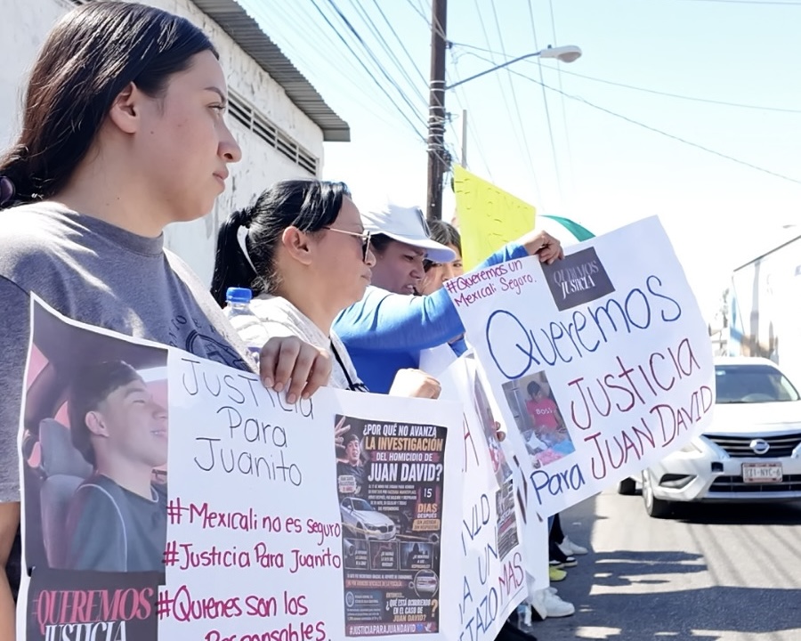 Familia de detenido por homicidio de Juan David asegura tener pruebas de su inocencia; ambas partes se manifiestan durante audiencia