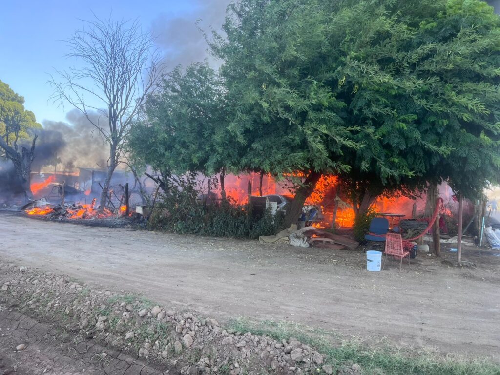 Incendio consume hogares de 4 familias en ejido Janitzio; fuego arrasa vivienda, vehículos y más de 30 animales domésticos