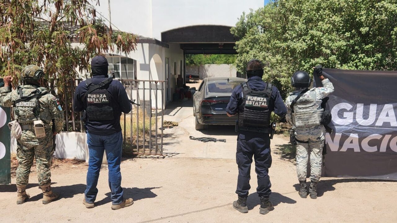Aseguran casa de seguridad vinculada a “El Isra” objetivo prioritario ligado a “Los Rusos” en el Valle de Mexicali; hallan armas, cartuchos y 4 vehículos robados