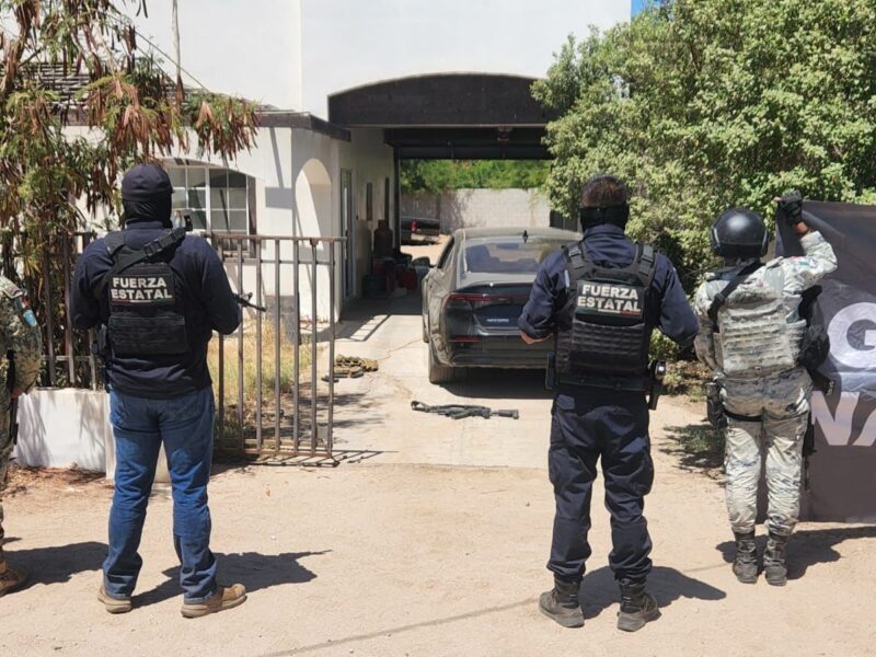 Aseguran casa de seguridad vinculada a “El Isra” objetivo prioritario ligado a “Los Rusos” en el Valle de Mexicali; hallan armas, cartuchos y 4 vehículos robados