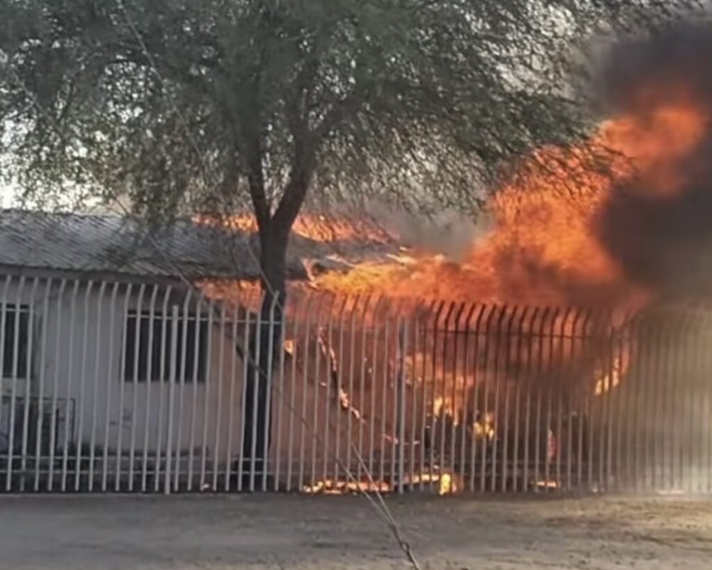 Incendio consume dos salones de la Secundaria No. 11 en Los Naranjos; investigan causas
