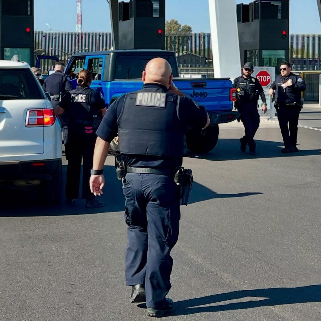 Red criminal interna vehículos robados de Estados Unidos a México; unidades de alta gama usados para delincuencia organizada