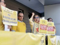 Docentes jubilados de la CNTE protestan en ISSSTECALI por adeudos y retrasos en jubilaciones