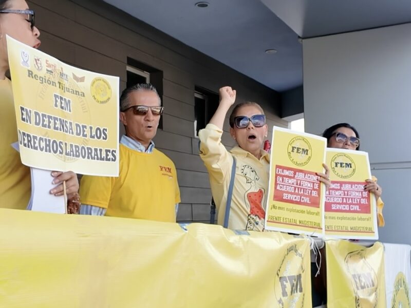 Docentes jubilados de la CNTE protestan en ISSSTECALI por adeudos y retrasos en jubilaciones