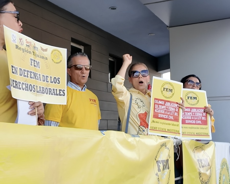 Docentes jubilados de la CNTE protestan en ISSSTECALI por adeudos y retrasos en jubilaciones