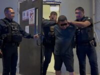 Capturan en Mexicali a fugitivo buscado por homicidio en California; traslado a Tijuana desata confusión entre policías