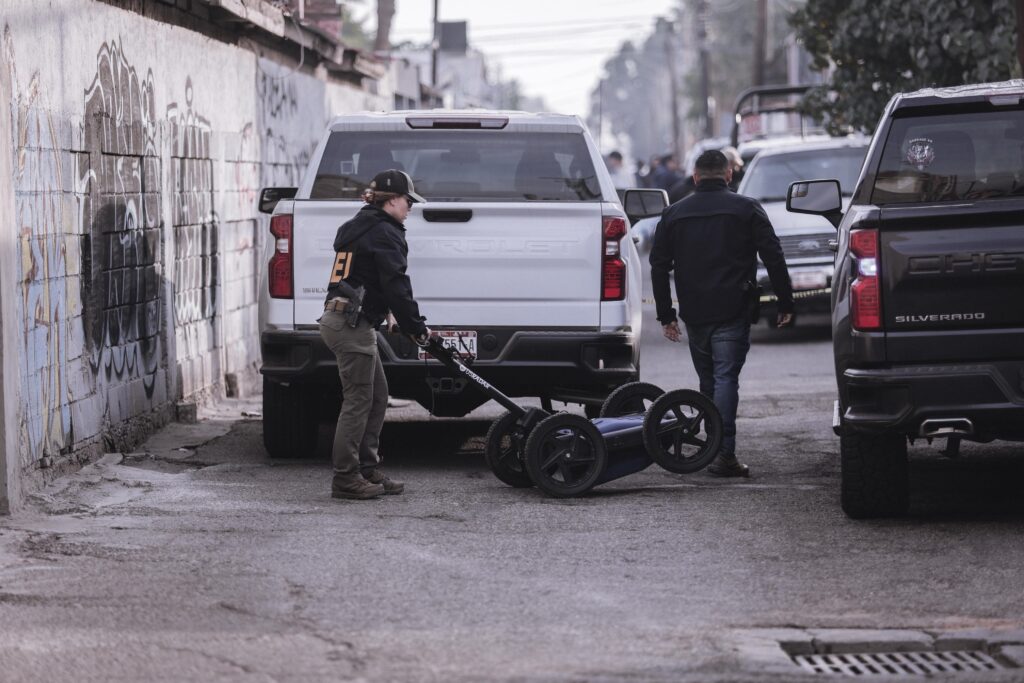Catean predio cercano al antro Shots por caso de Kevin Moreno, joven desaparecido en Mexicali