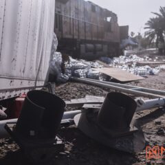 Tren embiste tráiler y deja miles de botellas de agua regadas bajo calor extremo