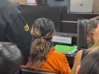 Exigen justicia para Roxanna durante audiencia por violencia familiar contra el padre de Vicente