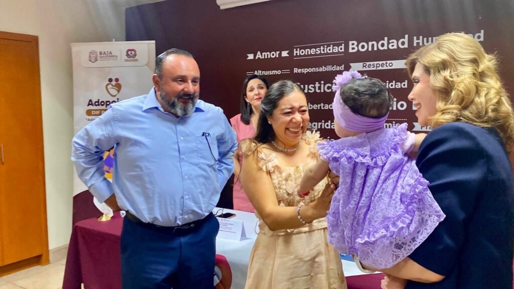 Una nueva familia comienza su historia con la asignación preadoptiva de una pequeña