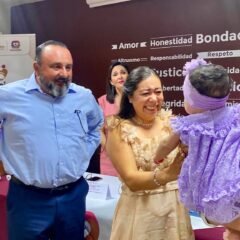 Una nueva familia comienza su historia con la asignación preadoptiva de una pequeña