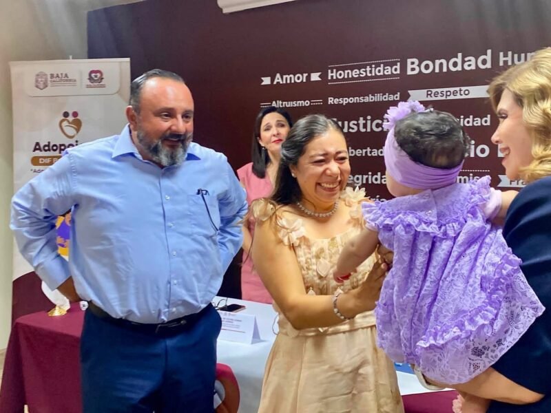 Una nueva familia comienza su historia con la asignación preadoptiva de una pequeña
