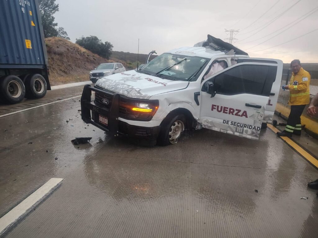 Patrulla de FESC choca contra tráiler en la carretera Tecate-Mexicali; reportan dos personas graves