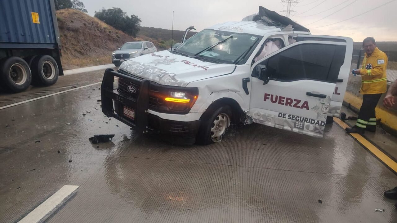 Patrulla de FESC choca contra tráiler en la carretera Tecate-Mexicali; reportan dos personas graves